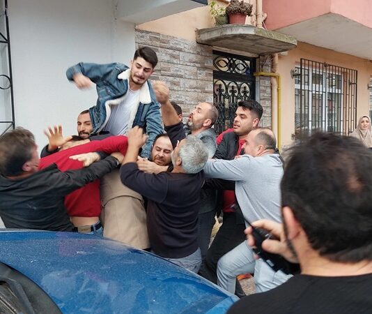 Toplu kavgalar, son yıllarda kent merkezlerinden kırsal alanlara kadar pek çok bölgede kamu düzenini bozan olaylar arasında öne çıkıyor. Farklı sosyal, ekonomik ve psikolojik nedenlerle ortaya çıkan bu olaylar, yalnızca kavgaya karışan bireyleri değil, çevrede bulunan vatandaşları da doğrudan etkiliyor. Toplu kavgalar, bireysel bir şiddet eylemi olmanın ötesine geçerek, toplumun genel huzurunu sarsan bir güvenlik problemine dönüşüyor. Konulu bir haber görseli.