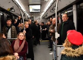 Şehir yaşamının vazgeçilmez unsurlarından biri olan toplu taşıma, her gün milyonlarca insanın hayatına doğrudan dokunuyor. Otobüsler, metrolar, tramvaylar ve minibüsler yalnızca birer ulaşım aracı değil; aynı zamanda toplumsal ilişkilerin, ekonomik sorunların ve kent kültürünün kesiştiği alanlar olarak öne çıkıyor. Son yıllarda toplu taşıma olayları, hem sosyal medyada hem de haber bültenlerinde daha sık yer almaya başladı. Yaşanan her olay, kent yaşamının nabzını tutan bir gösterge haline geliyor. Konulu bir haber görseli.