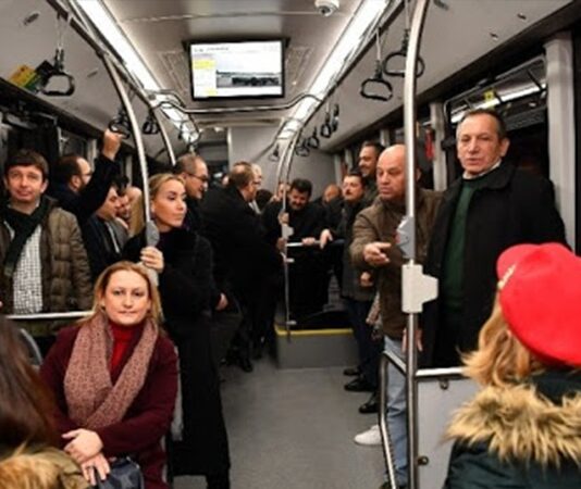 Şehir yaşamının vazgeçilmez unsurlarından biri olan toplu taşıma, her gün milyonlarca insanın hayatına doğrudan dokunuyor. Otobüsler, metrolar, tramvaylar ve minibüsler yalnızca birer ulaşım aracı değil; aynı zamanda toplumsal ilişkilerin, ekonomik sorunların ve kent kültürünün kesiştiği alanlar olarak öne çıkıyor. Son yıllarda toplu taşıma olayları, hem sosyal medyada hem de haber bültenlerinde daha sık yer almaya başladı. Yaşanan her olay, kent yaşamının nabzını tutan bir gösterge haline geliyor. Konulu bir haber görseli.