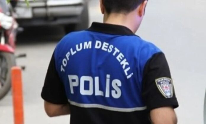 Toplumların güvenlik algısı, yalnızca suç oranlarıyla değil, vatandaşların kendilerini ne kadar güvende hissettiğiyle de yakından ilişkilidir. Bu noktada toplum destekli polislik, klasik kolluk anlayışının ötesine geçen, güvenliği toplumla birlikte inşa etmeyi amaçlayan bir yaklaşım olarak öne çıkıyor. Polis ile vatandaş arasında kurulan güçlü bağ, suçla mücadelede daha kalıcı ve etkili sonuçlar doğuruyor. Konulu bir haber görseli.