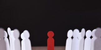 Toplumsal yaşamın en derin ve karmaşık sorunlarından biri olan toplumsal ayrımcılık, bireylerin yalnızca kim oldukları, nereden geldikleri ya da nasıl yaşadıkları nedeniyle farklı muamele görmesine yol açıyor. Günümüzde toplumsal ayrımcılık, sadece belirli grupları değil, toplumun bütününü etkileyen yapısal bir problem olarak öne çıkıyor. Bu durum, sosyal adalet duygusunu zedelerken, birlikte yaşama kültürünü de ciddi biçimde sarsıyor. Konulu bir haber görseli.