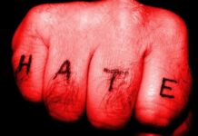 Nefret suçları, yalnızca bireyleri değil, doğrudan toplumsal huzuru ve birlikte yaşama kültürünü hedef alan suç türleri arasında yer alıyor. Günümüzde farklı kimliklere, düşüncelere ya da yaşam tarzlarına yönelik nefret söylemi ve nefret suçları, hem hukuki hem de sosyolojik açıdan ciddi sonuçlar doğuruyor. Bu suçlar, mağdurlar üzerinde derin psikolojik etkiler bırakırken, toplumda güvensizlik ve kutuplaşmayı da artırıyor. Konulu bir haber görseli.