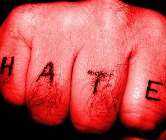 Nefret suçları, yalnızca bireyleri değil, doğrudan toplumsal huzuru ve birlikte yaşama kültürünü hedef alan suç türleri arasında yer alıyor. Günümüzde farklı kimliklere, düşüncelere ya da yaşam tarzlarına yönelik nefret söylemi ve nefret suçları, hem hukuki hem de sosyolojik açıdan ciddi sonuçlar doğuruyor. Bu suçlar, mağdurlar üzerinde derin psikolojik etkiler bırakırken, toplumda güvensizlik ve kutuplaşmayı da artırıyor. Konulu bir haber görseli.