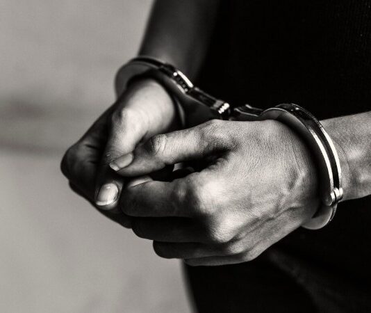 Toplumda güvenliğin korunması ve suçla etkin mücadele edilmesi açısından tutuklamalar, ceza adalet sisteminin en dikkat çeken uygulamalarından biri olarak öne çıkıyor. Bir suç şüphesiyle yürütülen soruşturmalarda verilen tutuklama kararları, hem birey hakları hem de kamu güvenliği açısından hassas bir dengeyi içinde barındırıyor. Bu nedenle tutuklama kavramı, yalnızca hukuki değil, aynı zamanda toplumsal ve etik boyutlarıyla da sıkça tartışılıyor. Konulu bir haber görseli.