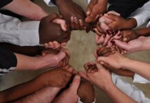 Irkçılık suçları, modern toplumların karşı karşıya kaldığı en ciddi insan hakları ihlallerinden biri olarak öne çıkıyor. Farklı kökenlere sahip bireylerin yalnızca kimlikleri nedeniyle hedef alınması, hem bireysel özgürlükleri hem de toplumsal barışı doğrudan tehdit ediyor. Günümüzde ırkçılık suçları, sadece fiziksel saldırılarla sınırlı kalmıyor; sözlü saldırılar, dışlayıcı uygulamalar ve sistematik ayrımcılık biçimleriyle de kendini gösteriyor. Konulu bir haber görseli.