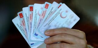 Sahte kimlik kullanımı, modern toplumlarda giderek daha karmaşık hale gelen suç türleri arasında yer alıyor. Bireylerin başkasına ait bilgileri ya da tamamen uydurma verileri kullanarak resmi ve gayriresmi işlemler yapması, hem kamu düzenini hem de bireysel güvenliği ciddi biçimde tehdit ediyor. Özellikle dijitalleşmenin hız kazanmasıyla birlikte sahte kimlik kullanımı, yalnızca fiziki belgelerle sınırlı kalmıyor; sanal ortamlarda da yaygın bir sorun haline geliyor. Konulu bir haber görseli.