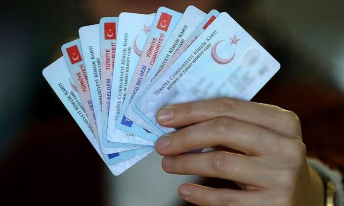 Sahte kimlik kullanımı, modern toplumlarda giderek daha karmaşık hale gelen suç türleri arasında yer alıyor. Bireylerin başkasına ait bilgileri ya da tamamen uydurma verileri kullanarak resmi ve gayriresmi işlemler yapması, hem kamu düzenini hem de bireysel güvenliği ciddi biçimde tehdit ediyor. Özellikle dijitalleşmenin hız kazanmasıyla birlikte sahte kimlik kullanımı, yalnızca fiziki belgelerle sınırlı kalmıyor; sanal ortamlarda da yaygın bir sorun haline geliyor. Konulu bir haber görseli.