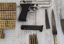 Günümüzde suç türleri arasında en tehlikeli ve çok boyutlu etkiler doğuran alanlardan biri silah kaçakçılığı olarak öne çıkıyor. Yasal izin ve denetim mekanizmaları dışında kalan silahların ülke içine sokulması, ülke dışına çıkarılması ya da yasa dışı biçimde el değiştirmesi, hem kamu güvenliğini hem de toplumsal huzuru doğrudan tehdit ediyor. Silah kaçakçılığı, bireysel suçlardan ziyade çoğu zaman organize yapılar tarafından yürütülmesi nedeniyle daha karmaşık ve zorlayıcı bir mücadele alanı oluşturuyor. Konulu bir haber görseli.