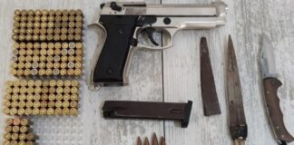 Günümüzde suç türleri arasında en tehlikeli ve çok boyutlu etkiler doğuran alanlardan biri silah kaçakçılığı olarak öne çıkıyor. Yasal izin ve denetim mekanizmaları dışında kalan silahların ülke içine sokulması, ülke dışına çıkarılması ya da yasa dışı biçimde el değiştirmesi, hem kamu güvenliğini hem de toplumsal huzuru doğrudan tehdit ediyor. Silah kaçakçılığı, bireysel suçlardan ziyade çoğu zaman organize yapılar tarafından yürütülmesi nedeniyle daha karmaşık ve zorlayıcı bir mücadele alanı oluşturuyor. Konulu bir haber görseli.