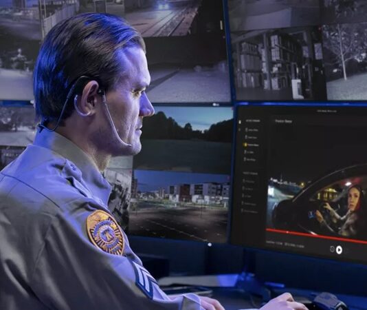 Artan kentleşme, dijitalleşme ve sosyal değişim süreçleri, suçla mücadelede yalnızca cezai yaptırımların yeterli olmadığını ortaya koyuyor. Uzmanlara göre kalıcı çözüm, suç ortaya çıkmadan önce riskleri azaltmayı hedefleyen toplumsal suç önleme stratejilerinden geçiyor. Bu yaklaşım, güvenlik güçlerinin yanı sıra yerel yönetimler, sivil toplum kuruluşları ve vatandaşların da sürece aktif katılımını gerektiriyor. Konulu bir haber görseli.