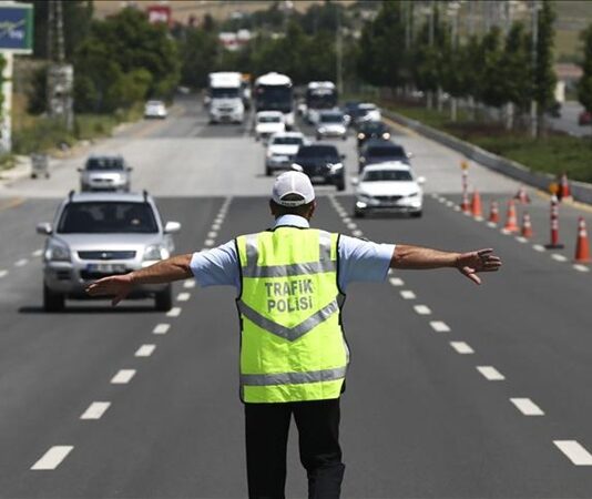 Türkiye genelinde her gün milyonlarca insanın dahil olduğu trafik ortamında, trafik ihlalleri giderek daha görünür bir sorun haline geliyor. Şehir içi yollarda, ana arterlerde ve otoyollarda sıkça karşılaşılan kural ihlalleri, yalnızca sürücüleri değil yayaları ve diğer yol kullanıcılarını da doğrudan etkiliyor. Uzmanlar, trafik ihlallerinin büyük bölümünün alışkanlık haline gelen yanlış davranışlardan kaynaklandığını ve bu durumun ciddi güvenlik açıkları yarattığını belirtiyor. Konulu bir haber görseli.