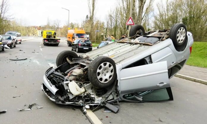 Türkiye’de her yıl binlerce insanın hayatını kaybetmesine ve on binlercesinin yaralanmasına neden olan trafik kazaları, yalnızca bireysel hataların sonucu olarak değil, çok boyutlu bir toplumsal sorun olarak değerlendiriliyor. Şehir içi yollardan otoyollara kadar uzanan geniş bir alanda yaşanan kazalar, can kayıplarının yanı sıra ekonomik ve psikolojik etkiler de yaratıyor. Uzmanlar, bu tablonun trafik kültürü, denetimler ve altyapı gibi birçok faktörün birlikte ele alınmasını zorunlu kıldığını vurguluyor. Konulu bir haber görseli.