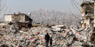 Türkiye, coğrafi konumu nedeniyle farklı türde doğal afetler ile karşı karşıya kalan ülkeler arasında yer alıyor. Deprem kuşağında bulunması, iklim değişikliğinin etkileri ve hızlı kentleşme gibi faktörler, risk seviyesini artırıyor. Son yıllarda yaşanan deprem, sel ve orman yangını gibi olaylar, afet yönetimi konusunun yeniden ve daha güçlü şekilde gündeme gelmesine neden oldu. Konulu bir haber görseli.