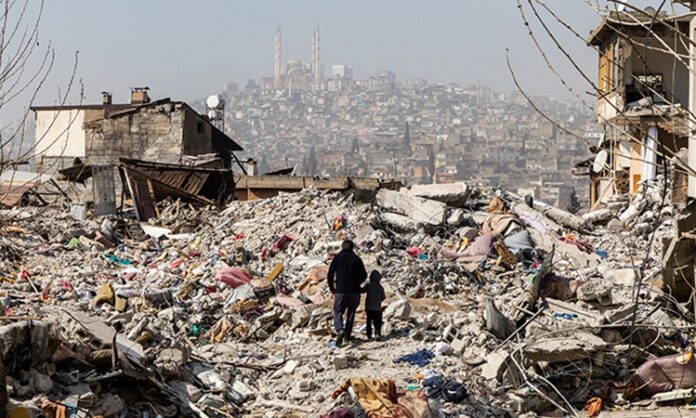 Türkiye, coğrafi konumu nedeniyle farklı türde doğal afetler ile karşı karşıya kalan ülkeler arasında yer alıyor. Deprem kuşağında bulunması, iklim değişikliğinin etkileri ve hızlı kentleşme gibi faktörler, risk seviyesini artırıyor. Son yıllarda yaşanan deprem, sel ve orman yangını gibi olaylar, afet yönetimi konusunun yeniden ve daha güçlü şekilde gündeme gelmesine neden oldu. Konulu bir haber görseli.