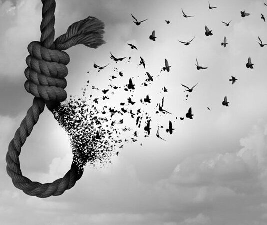 Son yıllarda kamuoyuna yansıyan intihar vakaları, toplumda derin bir üzüntü ve kaygı yaratmaya devam ediyor. Farklı yaş gruplarından bireylerin yaşamına son verdiği haberleri, yalnızca aileleri değil geniş bir sosyal çevreyi de etkiliyor. Uzmanlar, bu tür olayların tek bir nedene indirgenemeyeceğini, ekonomik, sosyal ve psikolojik pek çok etkenin bir araya gelmesiyle ortaya çıktığını belirtiyor. Konulu bir haber görseli.