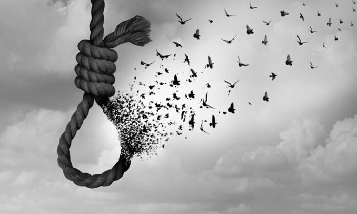 Son yıllarda kamuoyuna yansıyan intihar vakaları, toplumda derin bir üzüntü ve kaygı yaratmaya devam ediyor. Farklı yaş gruplarından bireylerin yaşamına son verdiği haberleri, yalnızca aileleri değil geniş bir sosyal çevreyi de etkiliyor. Uzmanlar, bu tür olayların tek bir nedene indirgenemeyeceğini, ekonomik, sosyal ve psikolojik pek çok etkenin bir araya gelmesiyle ortaya çıktığını belirtiyor. Konulu bir haber görseli.