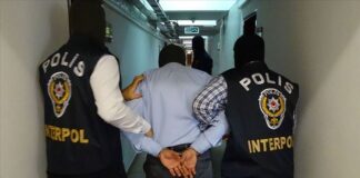 Uluslararası alanda işlenen ve etkileri tek bir ülkenin sınırlarını aşan suçlar, modern dünyanın en karmaşık hukuki meseleleri arasında yer alıyor. Uluslararası suçlar, yalnızca bireyleri değil, devletleri, toplumları ve küresel barışı doğrudan etkileyen fiiller olarak kabul ediliyor. Savaşlar, kitlesel göçler, terör eylemleri ve insan hakları ihlalleriyle birlikte bu suç türleri, uluslararası hukukun sürekli güncellenmesini ve daha etkin mekanizmalar kurulmasını zorunlu kılıyor. Konulu bir haber görseli.