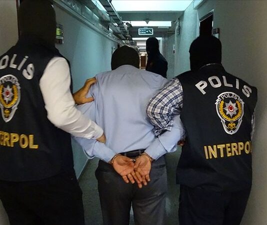 Uluslararası Suçlar Küresel Düzenin En Büyük Hukuki Sınavı Uluslararası alanda işlenen ve etkileri tek bir ülkenin sınırlarını aşan suçlar, modern dünyanın en karmaşık hukuki meseleleri arasında yer alıyor. Uluslararası suçlar, yalnızca bireyleri değil, devletleri, toplumları ve küresel barışı doğrudan etkileyen fiiller olarak kabul ediliyor. Savaşlar, kitlesel göçler, terör eylemleri ve insan hakları ihlalleriyle birlikte bu suç türleri, uluslararası hukukun sürekli güncellenmesini ve daha etkin mekanizmalar kurulmasını zorunlu kılıyor. Konulu bir haber görseli.