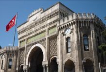 Son yıllarda yükseköğretim kurumlarında yaşanan üniversite suçları, yalnızca adli vakalar olarak değil, aynı zamanda eğitim ortamını ve gençlerin sosyal gelişimini etkileyen önemli bir sorun olarak gündeme geliyor. Üniversiteler, özgür düşüncenin ve bilimsel üretimin merkezi olarak görülse de artan suç olayları kampüs yaşamında güvenlik endişesini artırıyor. Öğrenciler, akademik hayatlarını sürdürürken aynı zamanda fiziksel ve psikolojik güvenliklerini de korumak zorunda kalıyor. Konulu bir haber görseli.