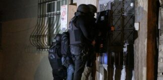 Uyuşturucu ile mücadele, günümüzde yalnızca bir güvenlik meselesi değil, aynı zamanda toplumsal sağlık ve gelecek nesillerin korunması açısından da kritik bir alan olarak öne çıkmaktadır. Özellikle son yıllarda artan uyuşturucu baskınları ve geniş çaplı operasyonlar, bu tehdidin boyutunu gözler önüne sermektedir. Güvenlik güçleri, uyuşturucu madde üretimi, dağıtımı ve ticaretine karşı yürüttükleri çalışmalarla hem suç örgütlerini hedef almakta hem de toplumun huzurunu sağlamayı amaçlamaktadır. Konulu bir haber görseli.