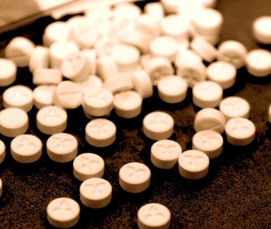 Son yıllarda toplumun farklı kesimlerinde daha görünür hale gelen uyuşturucu kullanımı, yalnızca bireysel bir bağımlılık meselesi olarak değil, aynı zamanda ciddi bir toplumsal sağlık sorunu olarak değerlendiriliyor. Gençlerden yetişkinlere kadar geniş bir kitleyi etkileyen bu durum, aile yapısından sosyal hayata, eğitimden çalışma yaşamına kadar birçok alanda olumsuz sonuçlar doğuruyor. Uzmanlar, uyuşturucu kullanımının yaygınlaşmasının uzun vadede toplumsal dengeleri zorladığına dikkat çekiyor.