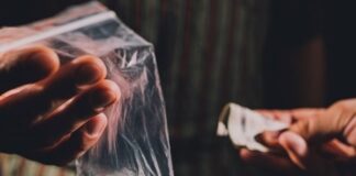 Uyuşturucu ile mücadele, yalnızca güvenlik güçlerinin değil, aynı zamanda toplumun tamamını ilgilendiren çok boyutlu bir süreç olarak öne çıkmaktadır. Son dönemde artan uyuşturucu satıcılarının yakalanması haberleri, bu alanda yürütülen operasyonların kapsamını ve kararlılığını ortaya koymaktadır. Özellikle büyük şehirlerde gerçekleştirilen baskınlar, uyuşturucu ticaretinin organize yapısını gözler önüne sermektedir. Konulu bir haber görseli.