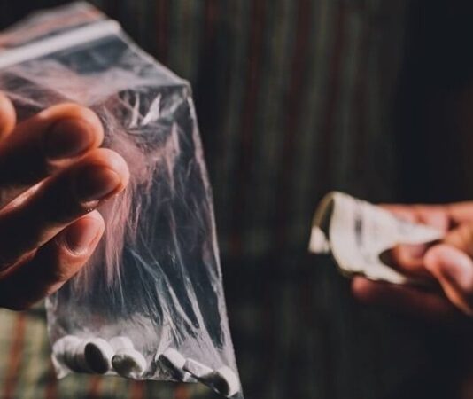 Uyuşturucu ile mücadele, yalnızca güvenlik güçlerinin değil, aynı zamanda toplumun tamamını ilgilendiren çok boyutlu bir süreç olarak öne çıkmaktadır. Son dönemde artan uyuşturucu satıcılarının yakalanması haberleri, bu alanda yürütülen operasyonların kapsamını ve kararlılığını ortaya koymaktadır. Özellikle büyük şehirlerde gerçekleştirilen baskınlar, uyuşturucu ticaretinin organize yapısını gözler önüne sermektedir. Konulu bir haber görseli.