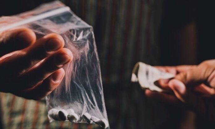 Uyuşturucu ile mücadele, yalnızca güvenlik güçlerinin değil, aynı zamanda toplumun tamamını ilgilendiren çok boyutlu bir süreç olarak öne çıkmaktadır. Son dönemde artan uyuşturucu satıcılarının yakalanması haberleri, bu alanda yürütülen operasyonların kapsamını ve kararlılığını ortaya koymaktadır. Özellikle büyük şehirlerde gerçekleştirilen baskınlar, uyuşturucu ticaretinin organize yapısını gözler önüne sermektedir. Konulu bir haber görseli.