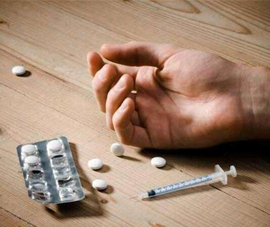 Son yıllarda kamuoyunun en çok tartıştığı başlıklardan biri haline gelen uyuşturucu satışı, yalnızca bireysel sağlığı değil, toplumsal düzeni de derinden etkileyen bir sorun olarak öne çıkıyor. Büyük şehirlerden küçük yerleşimlere kadar geniş bir alanda görülen bu faaliyet, özellikle genç nüfus üzerinde ciddi riskler oluşturuyor. Güvenlik birimlerinin yoğun mücadelesine rağmen uyuşturucu ticareti, farklı yöntemlerle varlığını sürdürmeye devam ediyor. Konulu bir haber görseli.