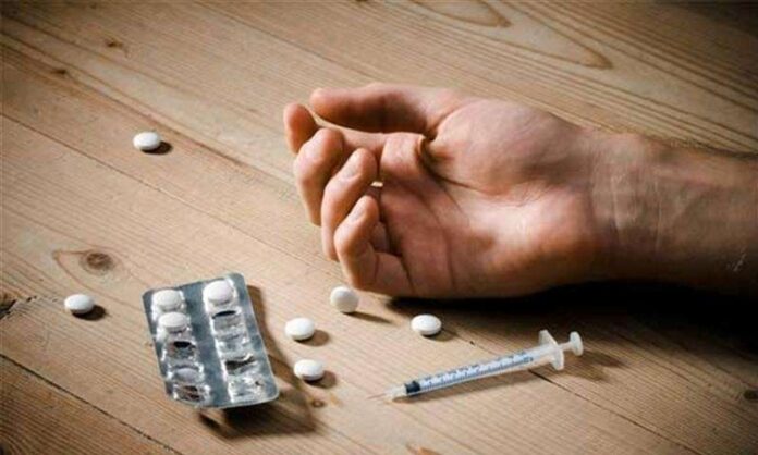 Uyuşturucu Satışı Toplumsal Güvenliği Tehdit Eden Yaygın Bir Sorun Son yıllarda kamuoyunun en çok tartıştığı başlıklardan biri haline gelen uyuşturucu satışı, yalnızca bireysel sağlığı değil, toplumsal düzeni de derinden etkileyen bir sorun olarak öne çıkıyor. Büyük şehirlerden küçük yerleşimlere kadar geniş bir alanda görülen bu faaliyet, özellikle genç nüfus üzerinde ciddi riskler oluşturuyor. Güvenlik birimlerinin yoğun mücadelesine rağmen uyuşturucu ticareti, farklı yöntemlerle varlığını sürdürmeye devam ediyor. Konulu bir haber görseli.