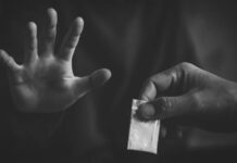 Uyuşturucu suçları, bireyin sağlığını tehdit eden bir sorun olmanın ötesinde, toplumun tamamını ilgilendiren ciddi bir güvenlik ve kamu düzeni problemidir. Uyuşturucu suçları, yalnızca madde kullanan kişileri değil, bu maddelerin üretiminden dağıtımına kadar uzanan geniş bir suç zincirini kapsar. Bu yönüyle uyuşturucu ile mücadele, hem adli hem de sosyal boyutları olan çok katmanlı bir süreçtir. Konulu bir haber görseli.