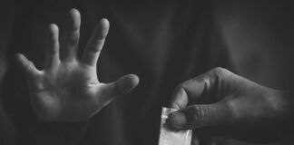 Uyuşturucu suçları, bireyin sağlığını tehdit eden bir sorun olmanın ötesinde, toplumun tamamını ilgilendiren ciddi bir güvenlik ve kamu düzeni problemidir. Uyuşturucu suçları, yalnızca madde kullanan kişileri değil, bu maddelerin üretiminden dağıtımına kadar uzanan geniş bir suç zincirini kapsar. Bu yönüyle uyuşturucu ile mücadele, hem adli hem de sosyal boyutları olan çok katmanlı bir süreçtir. Konulu bir haber görseli.