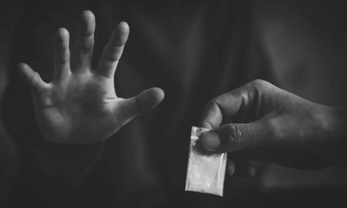 Uyuşturucu suçları, bireyin sağlığını tehdit eden bir sorun olmanın ötesinde, toplumun tamamını ilgilendiren ciddi bir güvenlik ve kamu düzeni problemidir. Uyuşturucu suçları, yalnızca madde kullanan kişileri değil, bu maddelerin üretiminden dağıtımına kadar uzanan geniş bir suç zincirini kapsar. Bu yönüyle uyuşturucu ile mücadele, hem adli hem de sosyal boyutları olan çok katmanlı bir süreçtir. Konulu bir haber görseli.