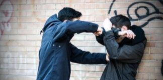 Günlük hayatta sıkça karşılaşılan adli olaylar arasında yer alan yaralama suçu, çoğu zaman basit bir kavga ya da anlık öfke patlaması olarak görülse de hukuki açıdan ciddi sonuçlar doğurabilen bir fiil olarak tanımlanıyor. Toplumda şiddetin en yaygın biçimlerinden biri olan yaralama, yalnızca mağdur üzerinde fiziksel etki bırakmakla kalmıyor, aynı zamanda psikolojik ve sosyal sonuçlar da doğuruyor. Bu nedenle yaralama suçunun ne olduğu, hangi durumlarda bu kapsamda değerlendirildiği ve nasıl cezalandırıldığı kamuoyu tarafından merak ediliyor. Konulu bir haber görseli.