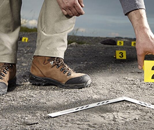 Yargılamanın sağlıklı ve adil biçimde yürütülebilmesi için delil sunumu, hukukun en kritik aşamalarından biri olarak kabul edilir. Bir davada maddi gerçeğe ulaşılmasını sağlayan temel araçlar olan deliller, iddia ve savunmanın dayanağını oluşturur. Bu nedenle delillerin nasıl toplandığı, hangi usullerle mahkemeye sunulduğu ve nasıl değerlendirildiği, yargı kararlarının doğruluğunu doğrudan etkiler. Konulu bir haber görseli.