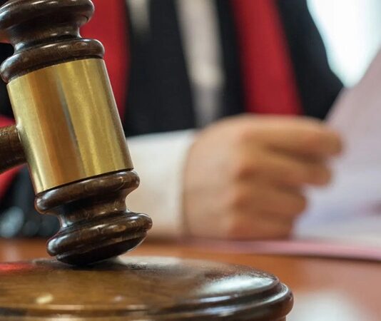 Toplum düzeninin korunmasında ve hukukun işlerliğinin sağlanmasında mahkeme kararları, en temel unsurlar arasında yer alıyor. Bireyler ile devlet arasındaki ilişkilerden, kişiler arası uyuşmazlıklara kadar pek çok alanda verilen bu kararlar, adalet sisteminin somut çıktısı olarak kabul ediliyor. Hukukun soyut kuralları, ancak mahkemeler tarafından verilen kararlarla günlük hayata yansıyor ve bağlayıcı hale geliyor. Konulu bir haber görseli.