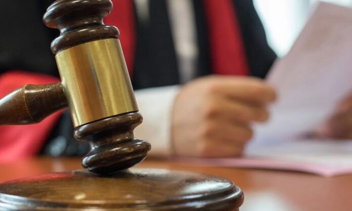 Yargı Sürecinin Belirleyici Unsuru Olarak Mahkeme Kararları Toplum düzeninin korunmasında ve hukukun işlerliğinin sağlanmasında mahkeme kararları, en temel unsurlar arasında yer alıyor. Bireyler ile devlet arasındaki ilişkilerden, kişiler arası uyuşmazlıklara kadar pek çok alanda verilen bu kararlar, adalet sisteminin somut çıktısı olarak kabul ediliyor. Hukukun soyut kuralları, ancak mahkemeler tarafından verilen kararlarla günlük hayata yansıyor ve bağlayıcı hale geliyor. Konulu bir haber görseli.