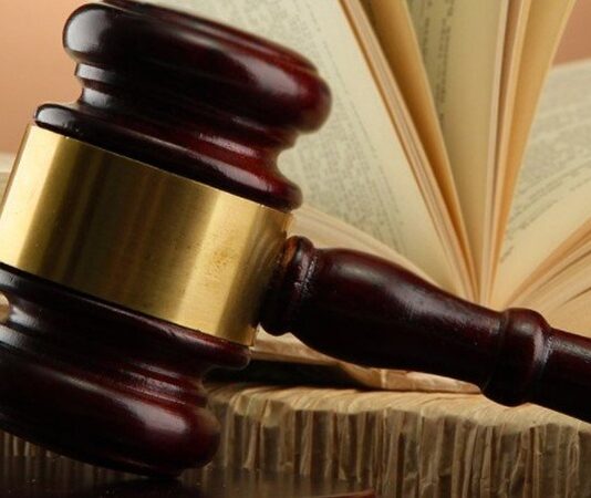 Yargılamanın tek bir kararla sınırlı olmadığı hukuk sistemlerinde, itiraz ve temyizler adaletin sağlanması açısından kritik bir güvence mekanizması olarak öne çıkar. Mahkemeler tarafından verilen kararların hatasız olması hedeflense de, insan unsurunun bulunduğu her süreçte yanılma ihtimali vardır. Bu nedenle hukuk düzeni, taraflara verilen kararlara karşı başvuru yolları tanıyarak adil yargılanma ilkesini güçlendirmeyi amaçlar. Konulu bir haber görseli.