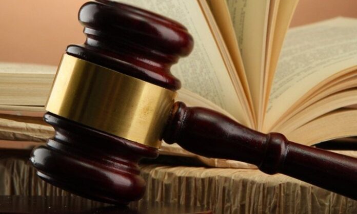 Yargı Süreçlerinde İtiraz Ve Temyizler Adalet Arayışının İkinci Aşaması Yargılamanın tek bir kararla sınırlı olmadığı hukuk sistemlerinde, itiraz ve temyizler adaletin sağlanması açısından kritik bir güvence mekanizması olarak öne çıkar. Mahkemeler tarafından verilen kararların hatasız olması hedeflense de, insan unsurunun bulunduğu her süreçte yanılma ihtimali vardır. Bu nedenle hukuk düzeni, taraflara verilen kararlara karşı başvuru yolları tanıyarak adil yargılanma ilkesini güçlendirmeyi amaçlar. Konulu bir haber görseli.