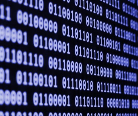 Dijitalleşmenin hız kazanmasıyla birlikte yazılım sektörü hem ekonomik hem de kültürel açıdan büyük bir dönüşüm yaşadı. Bu dönüşümün karanlık tarafında ise yazılım korsanlığı yer alıyor. Lisanssız yazılım kullanımı, izinsiz kopyalama ve yasa dışı dağıtım gibi yöntemlerle ortaya çıkan bu durum, sadece yazılım üreticilerini değil, kullanıcıları ve ülke ekonomilerini de doğrudan etkiliyor. Günümüzde dijital korsanlık ile iç içe geçen bu sorun, küresel ölçekte ciddi bir güvenlik ve hukuk meselesi haline gelmiş durumda. Konulu bir haber görseli.