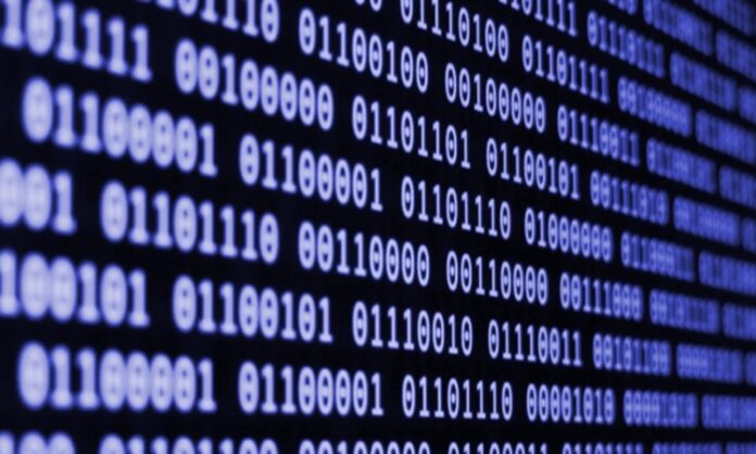 Dijitalleşmenin hız kazanmasıyla birlikte yazılım sektörü hem ekonomik hem de kültürel açıdan büyük bir dönüşüm yaşadı. Bu dönüşümün karanlık tarafında ise yazılım korsanlığı yer alıyor. Lisanssız yazılım kullanımı, izinsiz kopyalama ve yasa dışı dağıtım gibi yöntemlerle ortaya çıkan bu durum, sadece yazılım üreticilerini değil, kullanıcıları ve ülke ekonomilerini de doğrudan etkiliyor. Günümüzde dijital korsanlık ile iç içe geçen bu sorun, küresel ölçekte ciddi bir güvenlik ve hukuk meselesi haline gelmiş durumda. Konulu bir haber görseli.