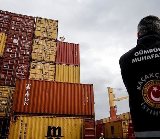 Kaçakçılık suçu, devletlerin ekonomik düzenini, kamu güvenliğini ve toplumsal yapısını doğrudan etkileyen en yaygın suç türlerinden biri olarak öne çıkıyor. Yasal denetim ve izin süreçlerine tabi olan malların, vergilerden ve kontrollerden kaçırılarak ülkeye sokulması ya da ülke dışına çıkarılması, kaçakçılık olarak tanımlanıyor. Bu suç türü yalnızca ekonomik kayıplara yol açmakla kalmıyor, aynı zamanda organize suç yapılarının güçlenmesine de zemin hazırlıyor. Konulu bir haber görseli.