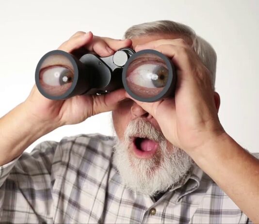 Teknolojinin hızla gelişmesi, bireylerin günlük yaşamını kolaylaştırırken beraberinde ciddi riskleri de getirdi. Akıllı telefonlar, sosyal medya platformları ve çevrim içi uygulamalar sayesinde kişisel yaşam daha görünür hale geldi. Bu görünürlük, özel hayatın gizliliğini ihlal eden durumların artmasına neden oldu. Günümüzde bu ihlal türü, hem dijital hem de fiziksel ortamlarda sıkça karşılaşılan bir sorun olarak öne çıkıyor. Konulu bir haber görseli.